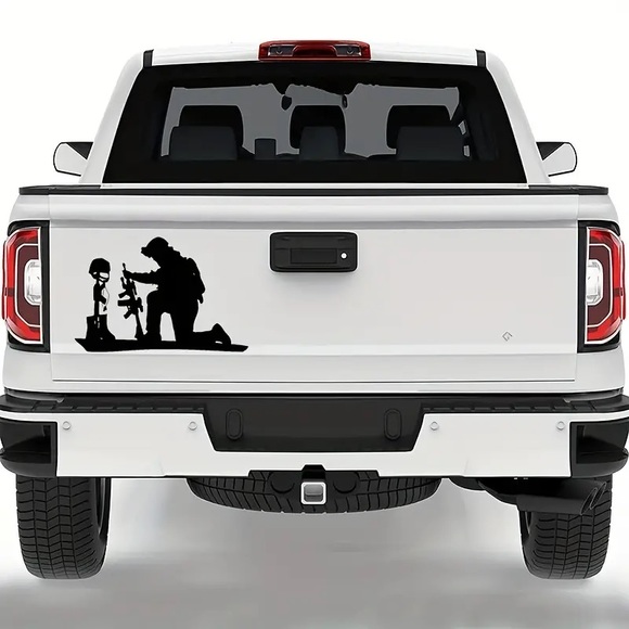 🇺🇸🕊Patriotic Soldier Praying On The Battlefield Graphic Quality Vinyl Decal! - Picture 2 of 5